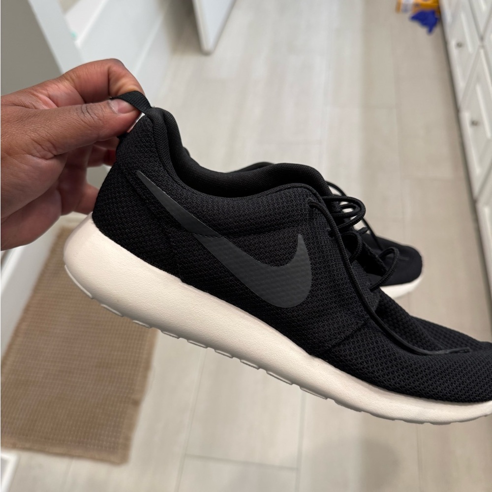 Nike Roshe Runs - Picture 2 of 3
